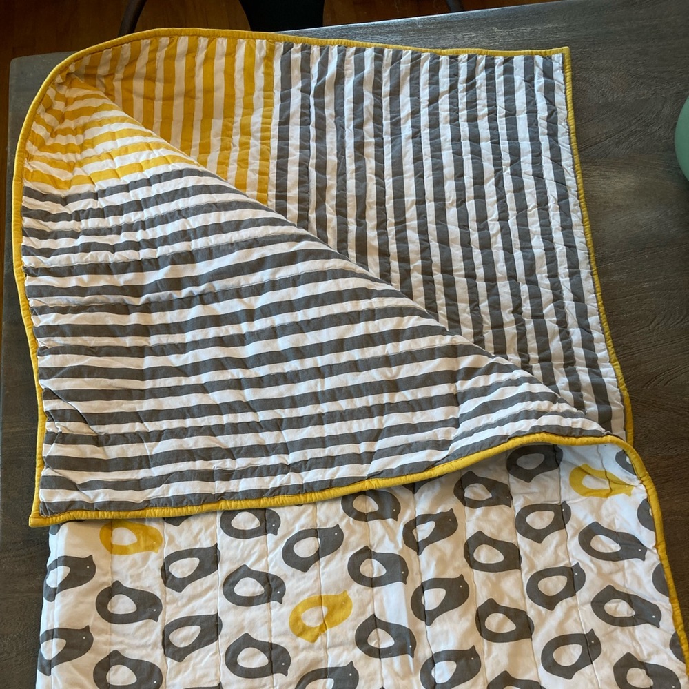 Double-sided yellow and grey nursery crib quilt